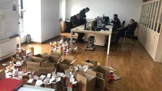 假酒!真瓶裝假茅臺(tái)騙術(shù) 嫌疑人借豪車賣貨