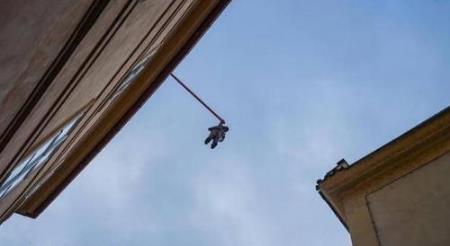 捷克首都布拉格一危險雕塑 高空中快掉下來的“人”