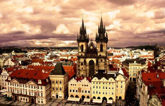 捷克首都布拉格一危險雕塑 高空中快掉下來的“人”