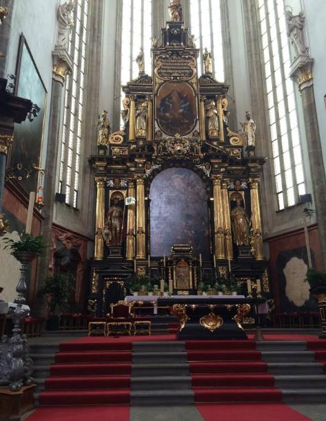 捷克首都布拉格一危險雕塑 高空中快掉下來的“人”