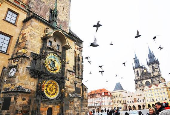 捷克首都布拉格一危險雕塑 高空中快掉下來的“人”