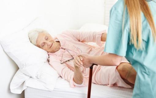 跌倒居然還有“正確姿勢？老人摔倒后如何把危害降到最低？