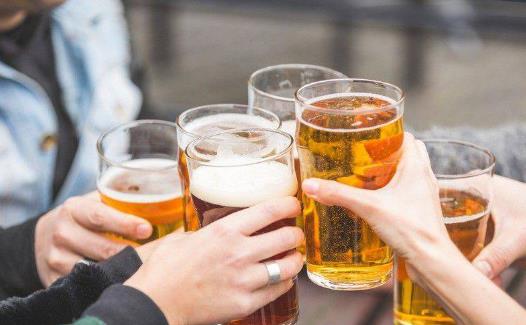 經(jīng)常飲用啤酒能保持人體骨骼強健 啤酒的種類知多少 