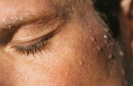 一覺醒來身上都是汗 調(diào)節(jié)環(huán)境溫度與濕度緩解夜汗