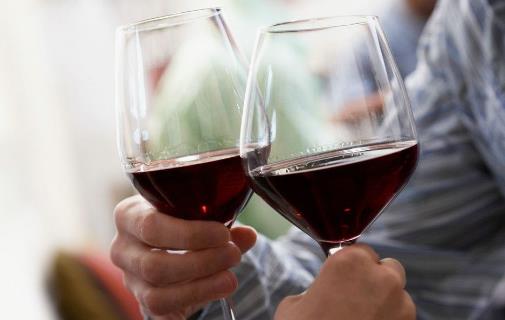 想喝酒時(shí)減少身體的傷害 白酒黃酒溫著喝果盤(pán)必須吃