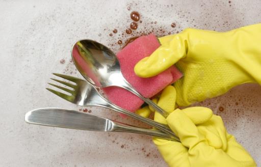 不少人洗碗還用洗潔精？蠢！教你用個小秒招，快速去油污
