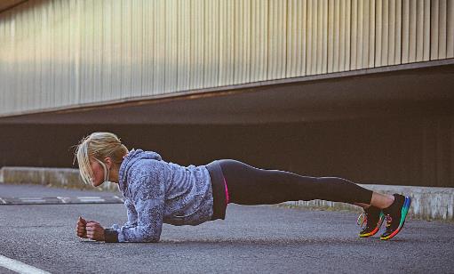 還在苦練平板支撐？拼時長可能讓脊柱受傷 