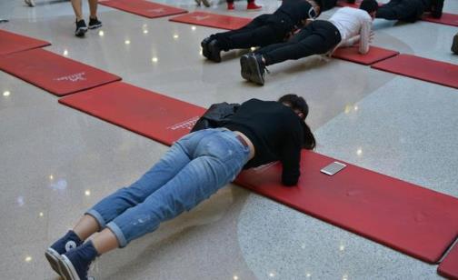 還在苦練平板支撐？拼時長可能讓脊柱受傷 