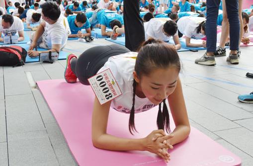 還在苦練平板支撐？拼時長可能讓脊柱受傷 