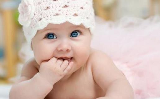 不同時期的寶寶出現吃手的現象 家長要學會正確引導