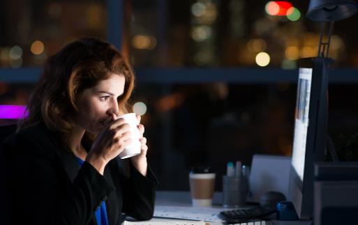 睡前愛玩電腦手機 擔心疾病找上你