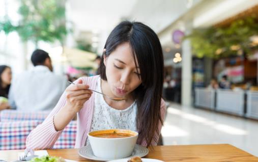 吃飯細(xì)嚼慢咽會帶來6大好處 你應(yīng)減慢吃飯速度