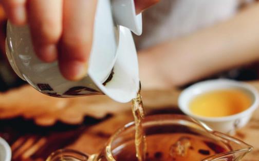 夏日飲茶好處多，醫(yī)生提醒：有兩類女性不宜飲茶，否則會(huì)