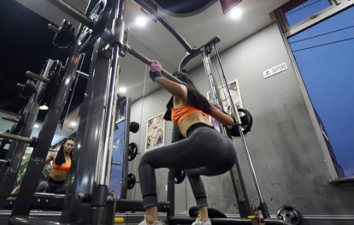 每天100個(gè)深蹲俯臥撐 一年后會(huì)有怎樣的改變