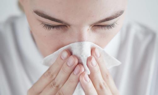 秋夏交替易得過敏性鼻炎，8種食物來(lái)相助