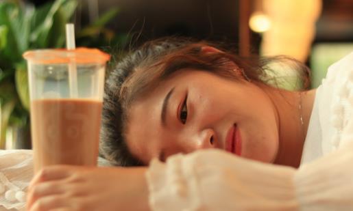 一杯奶茶相當(dāng)于吃掉了13塊方糖 過(guò)度喝奶茶有的危害