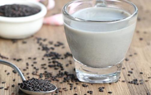 喝黑豆?jié){有什么好處 防衰補(bǔ)腎黑豆比黃豆療效好