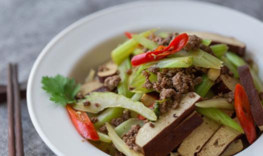 芹菜是減肥的圣品 芹菜的四種美味做法減肥還好吃