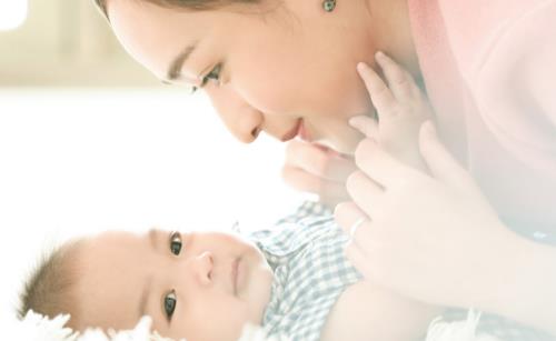 嬰兒總是便秘怎么辦 適當(dāng)按摩寶寶腹部緩解寶寶便秘