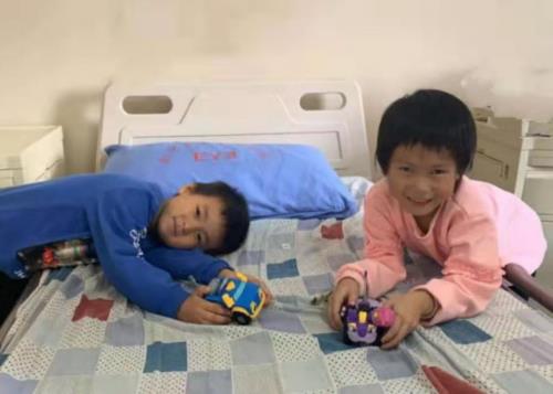 孩子看東西瞇眼、歪頭就是近視？可能是先天性白內(nèi)障在搞鬼