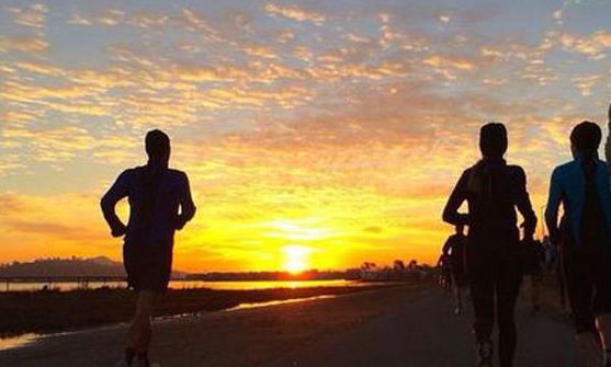 晚上跑步減肥 控制運(yùn)動(dòng)強(qiáng)度注意安全