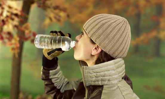 各種各樣的水 安全喝水就喝普通白開水