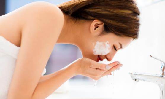 洗臉時泡泡多就是好嗎 注意洗面奶誤區