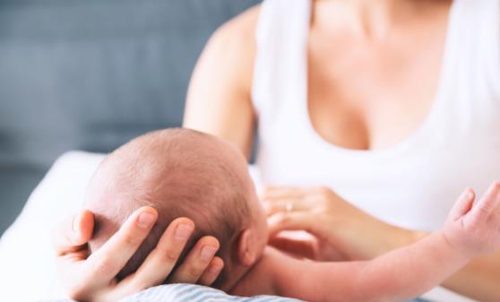 四種喂奶姿勢媽媽可以換著來 媽媽們萬萬不可取的喂奶姿勢