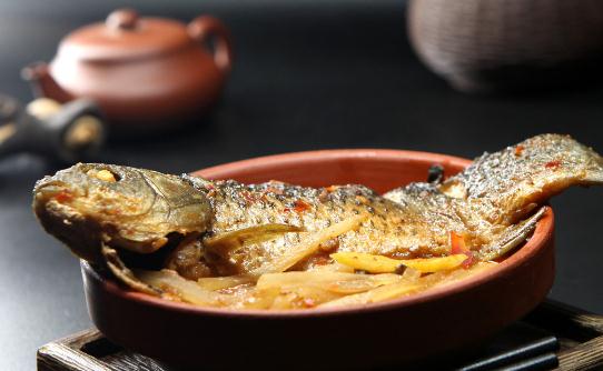 喝鯽魚湯可以調節腸胃 烹制奶白鯽魚湯的秘訣及禁忌