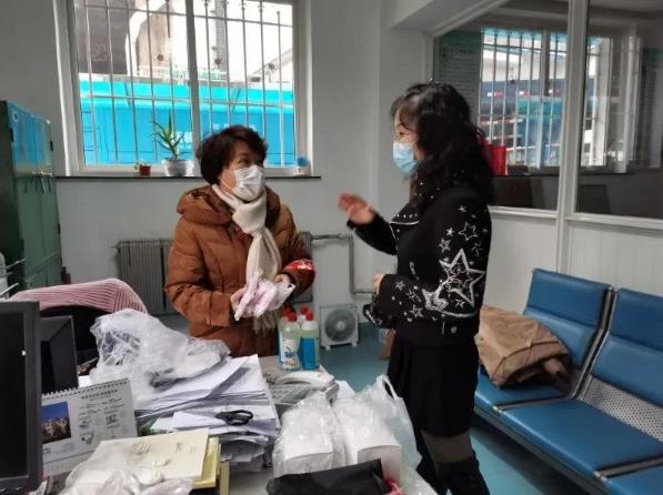 愛心傳遞大連北醫八醫院代表為紅巖社區防疫一線人員送溫暖