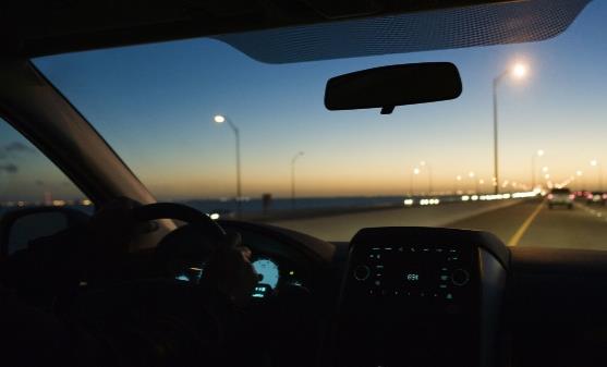 夜間安全開車的十三個要點 夜間行車時燈光使用的誤區
