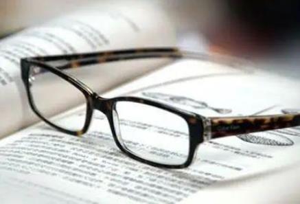 西安普瑞眼科醫(yī)院好嗎？戴眼鏡VS近視手術(shù)，四個(gè)對比讓你不糾結(jié)