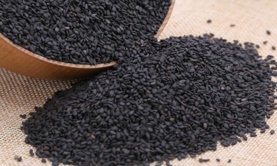 分享護理頭發的小偏方 吃黑芝麻能促進白發轉黑
