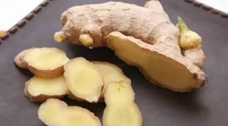 生姜放久了失去水分干巴巴的,這樣保存,可以吃一年新鮮生姜