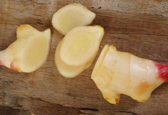 生姜放久了失去水分干巴巴的,這樣保存,可以吃一年新鮮生姜